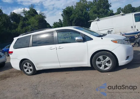 2012 Toyota Sienna Le V6 8 Passenger z USA, uszkodzony, nr VIN 5TDKK3DC1CS205210